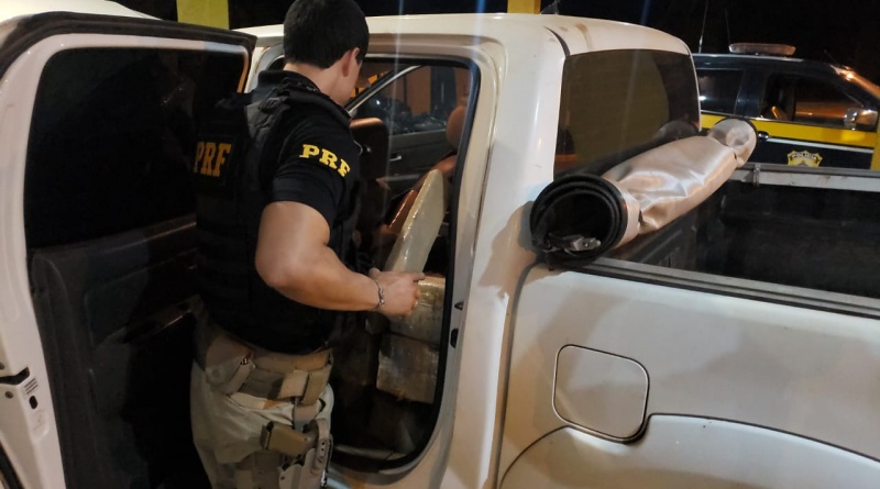 PRF apreende 320 Kg de maconha e recupera caminhonete em Coxim
