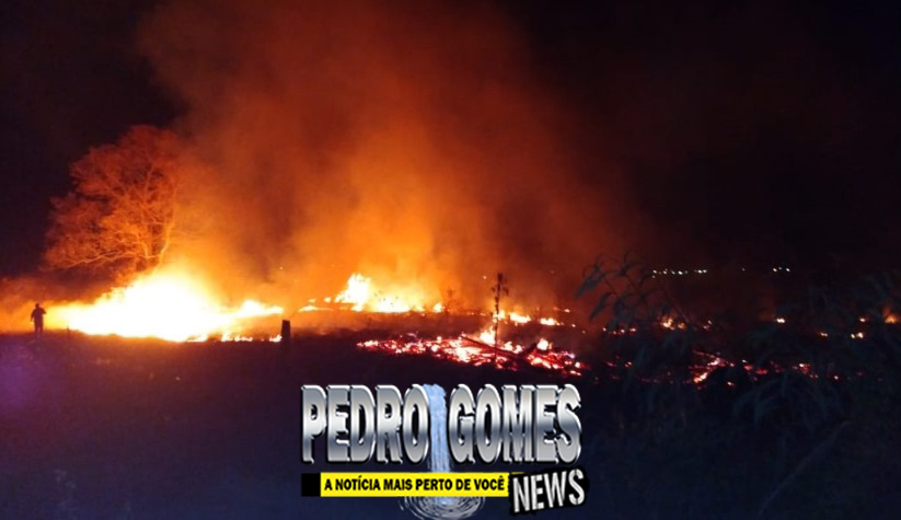 Incêndio de grandes proporções atinge perímetro urbano na região central de Pedro Gomes