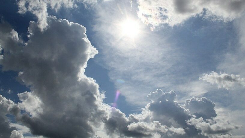Sol predomina e umidade do ar pode atingir estado de alerta neste sábado