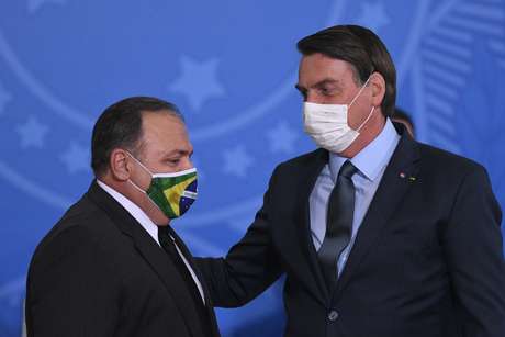 Bolsonaro fala de 'traição' após Pazuello fazer acordo por vacina chinesa