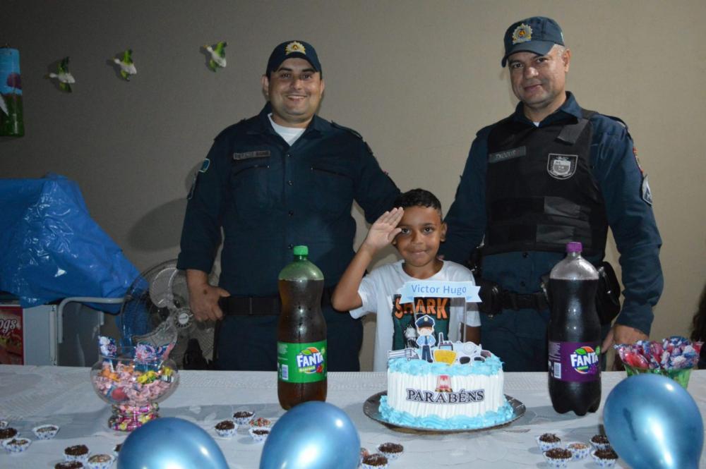 Polícia Militar de Coxim realiza sonho de Fã ao chegar de surpresa durante aniversário