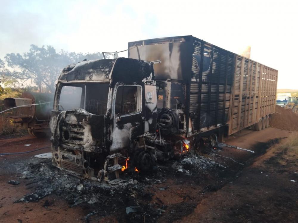 Carreta carregada de gado pega fogo na MS - 215 em Pedro Gomes