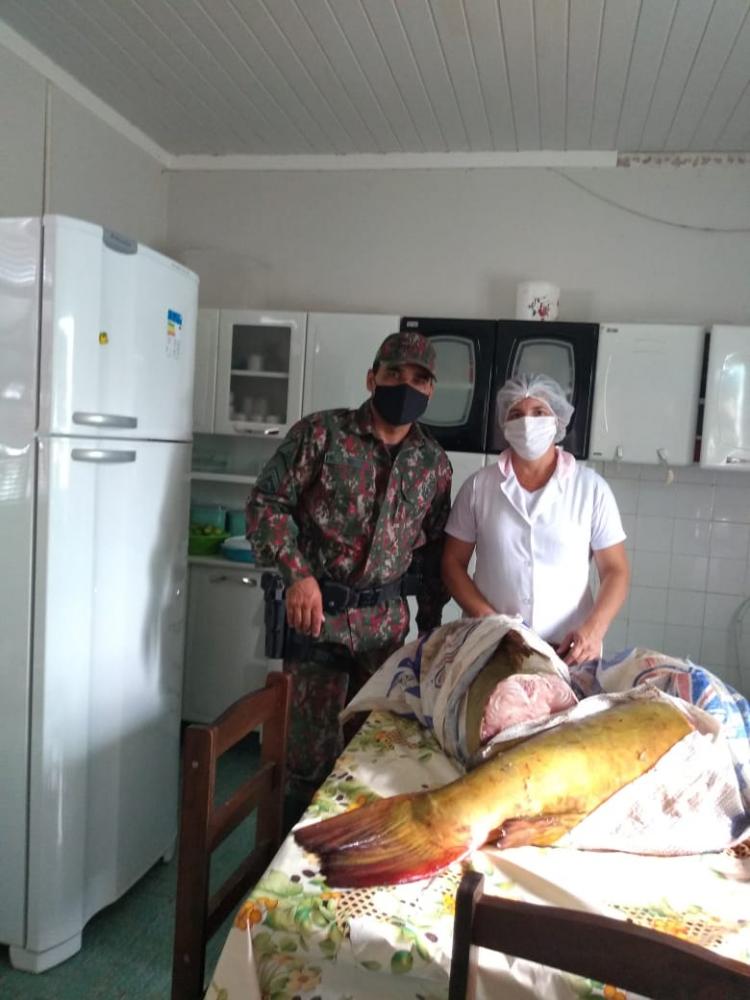 PMA de Coxim doa 47 kg de pescado apreendidos com pescador preso para casa que cuida de idosos na cidade