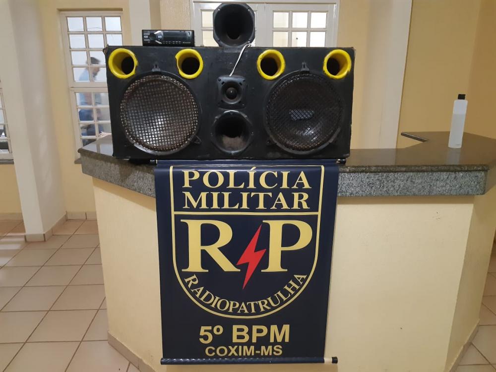 Polícia Militar prende mulher por perturbação do sossego e apreende aparelhagem de som em Coxim