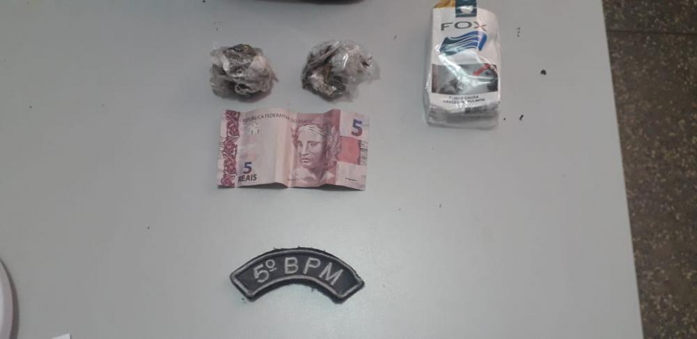 Polícia Militar prende jovem por porte de drogas e por fornecer maconha para adolescente em Rio Verde