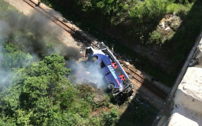 Ônibus cai de viaduto na BR-381 em MG e deixa 11 mortos