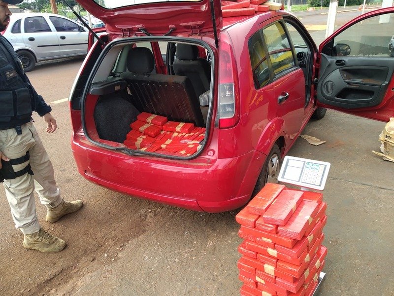 PRF apreende veículo com mais de 200 quilos de maconha na BR-463