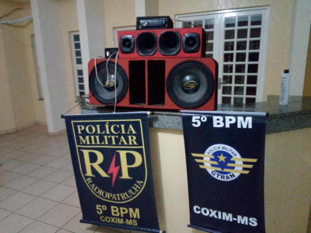 Polícia Militar apreende aparelhagem de som e prende jovem de 26 anos por pertubação do sossego em Coxim