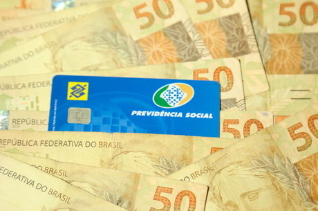 Benefícios do INSS acima do mínimo têm reajuste de 5,45%; teto vai a R$ 6.433,57