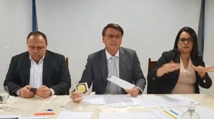 Vamos tentar isentar IR de quem recebe até R$ 3.000, diz Bolsonaro