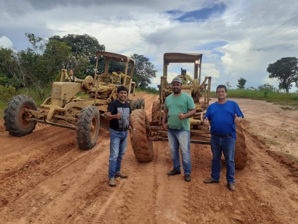 Presidente da câmara visita obra de Pavimentação na Serra do Amazilio e recuperação da MS 215.
