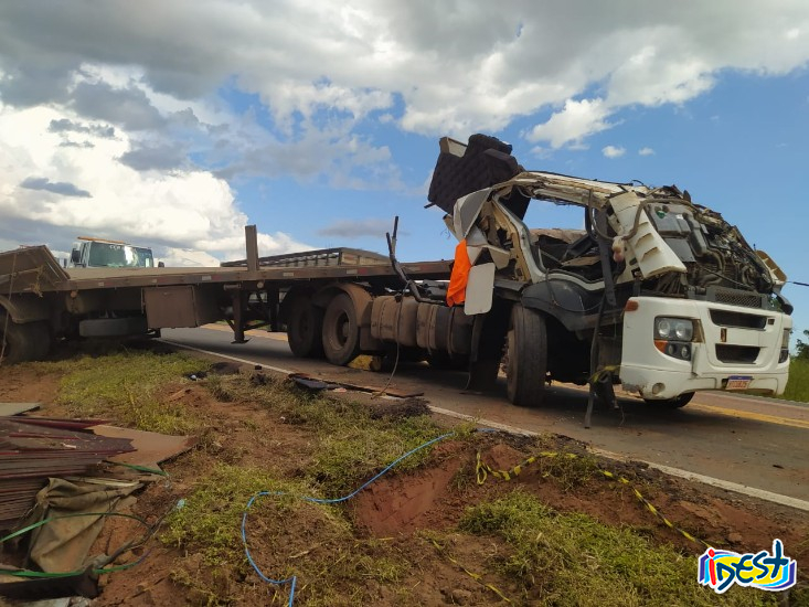 Motorista morre após carreta tombar na BR-163, entre São Gabriel e Rio Verde