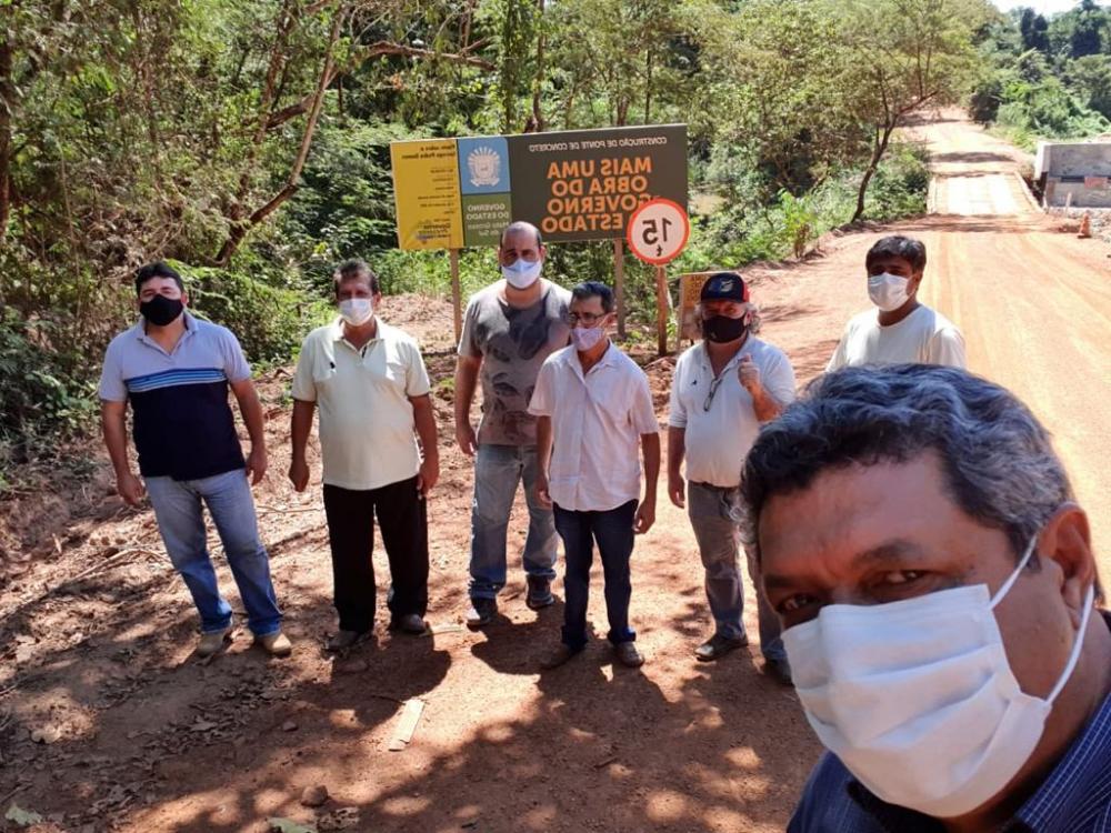 Vereadores e representante do Governo do Estado visitam obras em andamento em Pedro Gomes MS