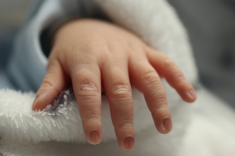 Bebê de 40 dias, sem comorbidades, morre de Covid-19 na Capital