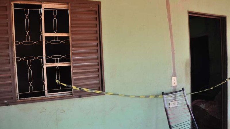 Mãe escuta barulho e encontra filho que foi morto no quarto pelo próprio irmão