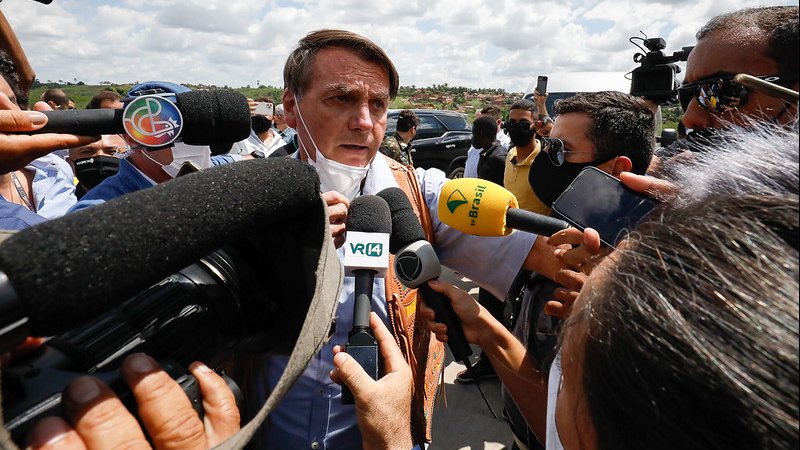 Bolsonaro chama jornalista de 'idiota' após ser questionamento sobre foto