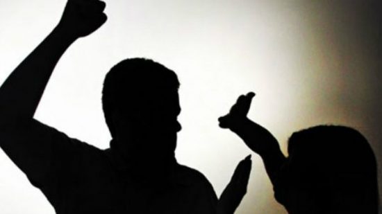 Homem agride mulher e a ameaça com faca ao ser cobrar por gastar dinheiro com drogas