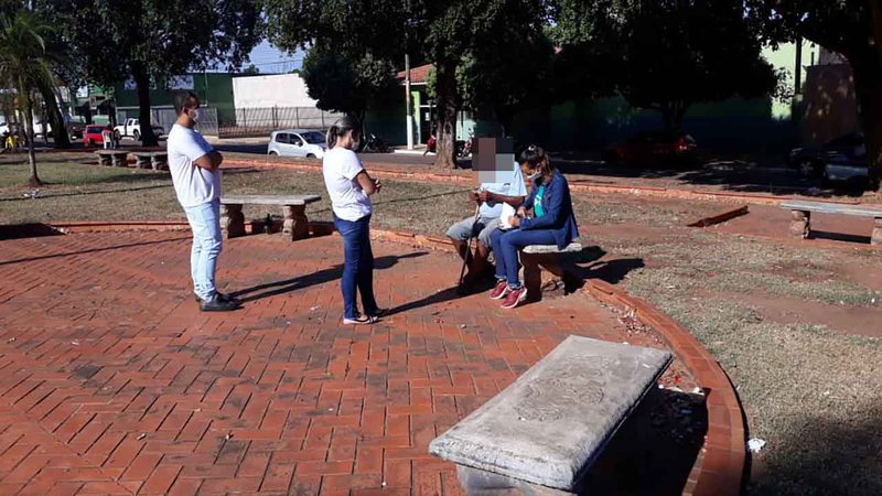 População em situação de rua recebe máscaras de proteção contra a Covid-19 em Coxim