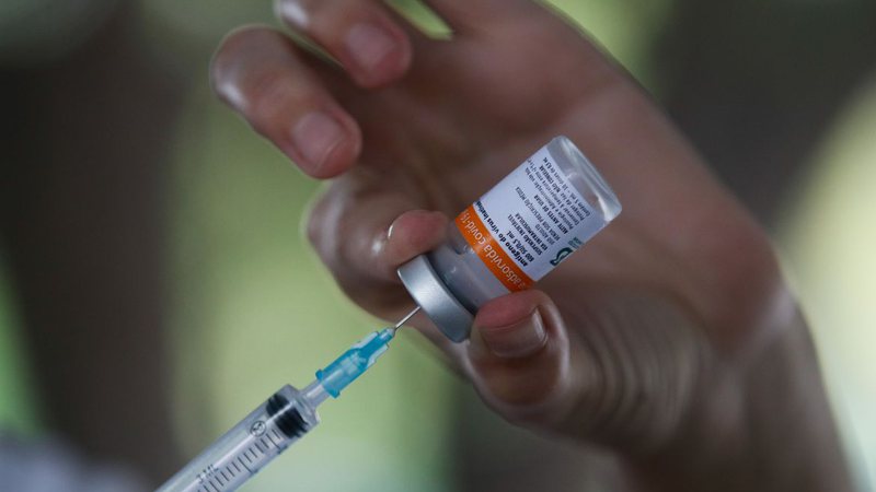 Observatório da covid-19 aponta queda de casos e mortes no país