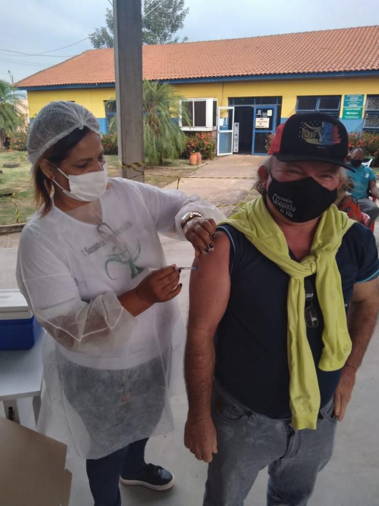 Vereador Chiquinho da Vila recebe primeira dose da vacina contra COVID19.