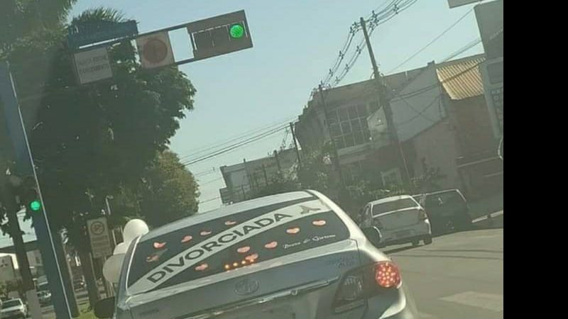 'Divorciada' comemora novo status, manda adesivar o carro e chama a atenção em MS