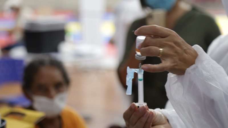 Quantidade de vacinados com a 1ª dose chega a 32,8 milhões; 15,5% da população