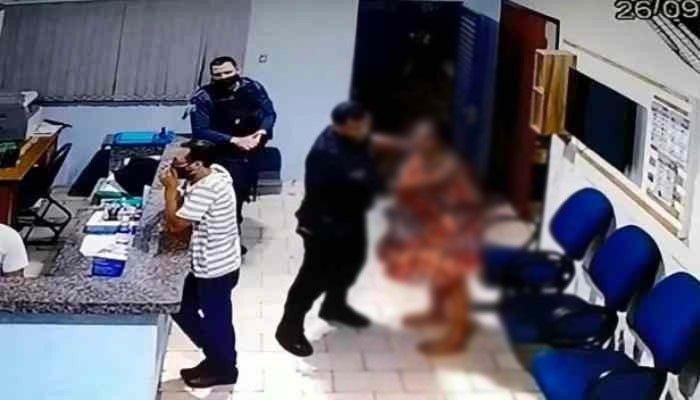 Marcada audiência para interrogatório de PM filmado agredindo mulher em batalhão