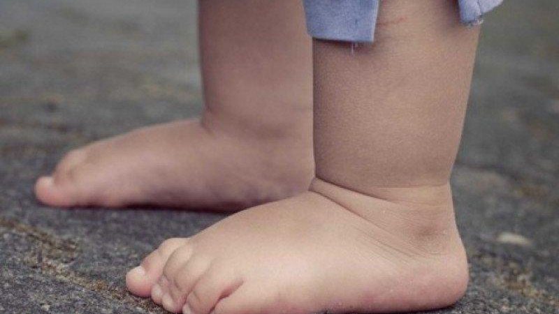 Sem os pais, criança de 4 anos é encontrada por pedreiros andando por cidade de MS