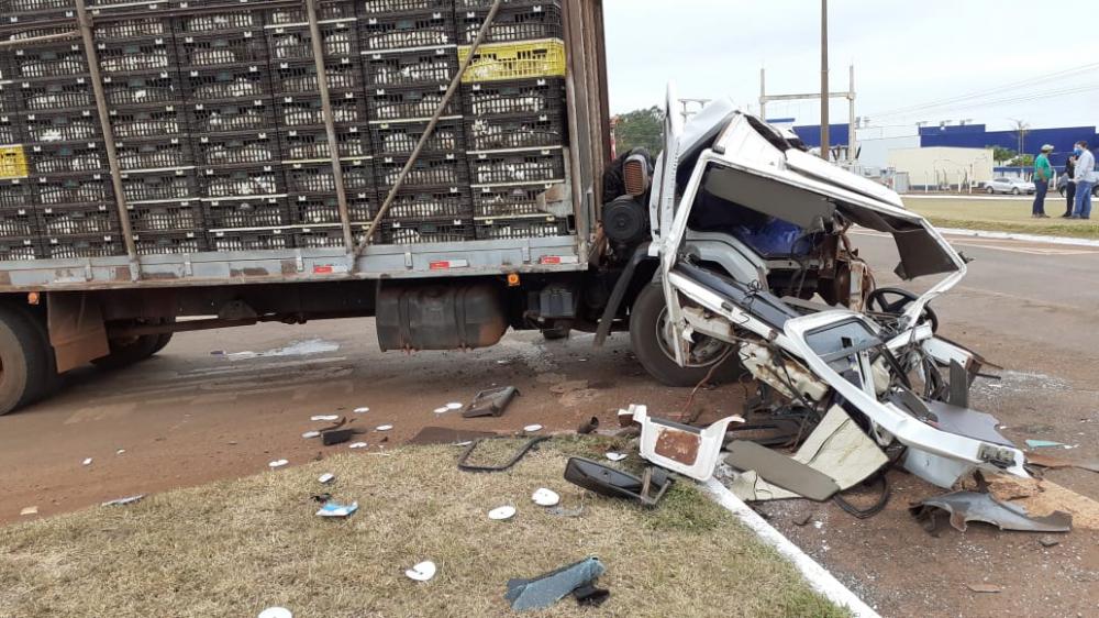 Motorista perde o freio e caminhão carregado com frangos colide contra carreta na BR-060