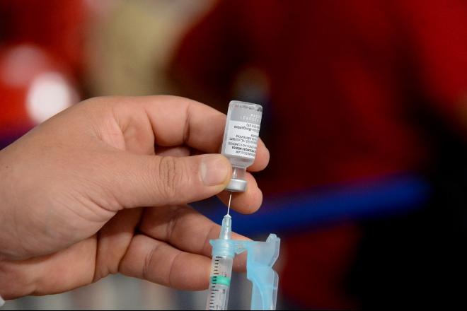 Reações à vacina da AstraZeneca são normais, diz secretário de saúde