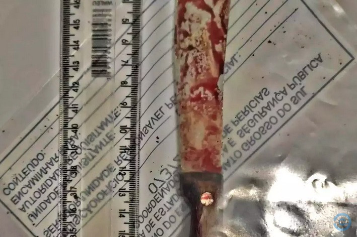 Garota de 13 anos mata namorado da mãe com facada no pescoço