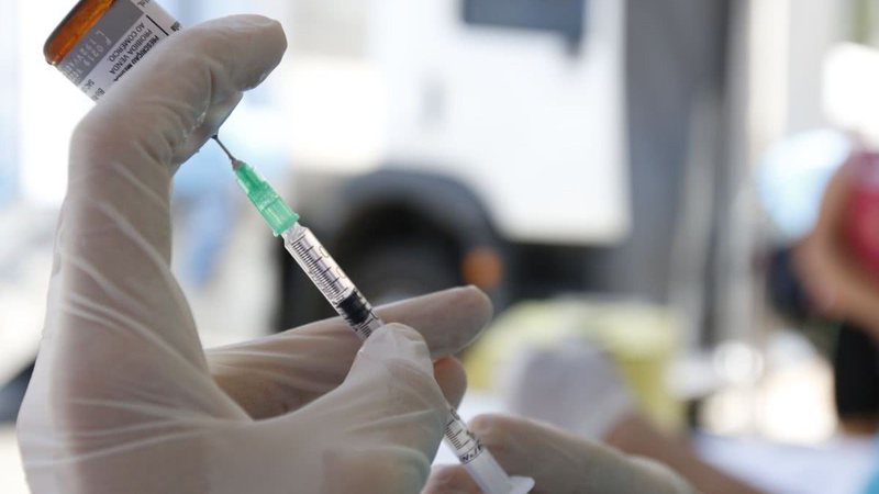 Vacinação contra a covid-19 no Brasil chega a 18,3% da população