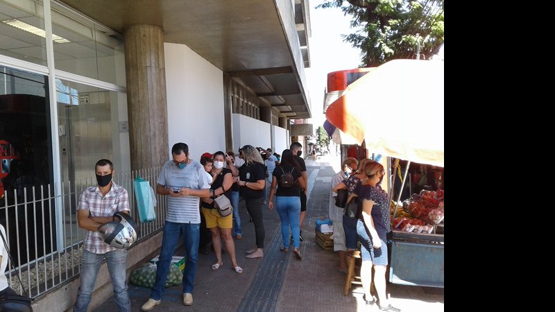Demora no atendimento e longas filas: nem a pandemia muda postura dos bancos em MS