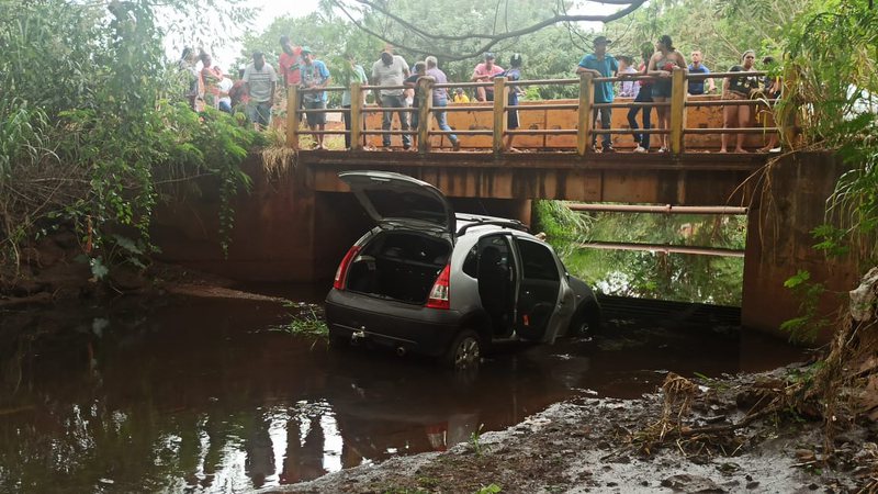 Em fuga após se envolver causar acidentes em MS, motorista 'joga' carro em córrego para se esconder
