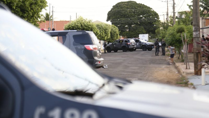 VÍDEO: Após roubos no Amambaí, bandido aponta arma para policiais do Choque e é baleado