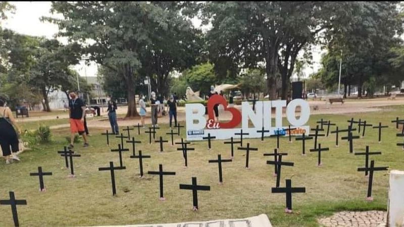 Protesto contra Bolsonaro enche praça de cruzes e causa polêmica em Bonito