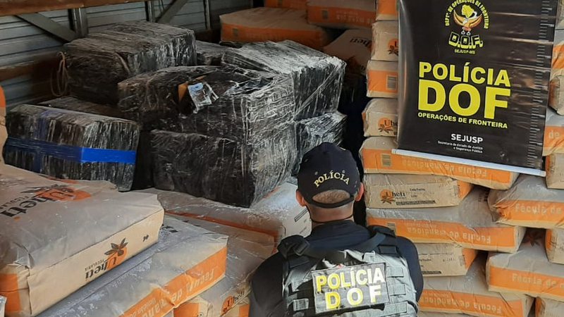 Motorista sai correndo ao polícia abrir baú de caminhão com 2,3 toneladas de maconha em MS