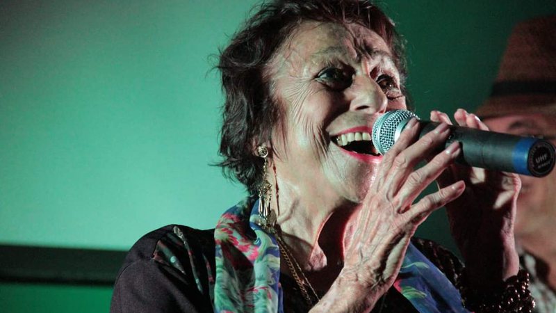 Dama do rasqueado, Delinha vende pen-drives com discografia para continuar cantando na pandemia