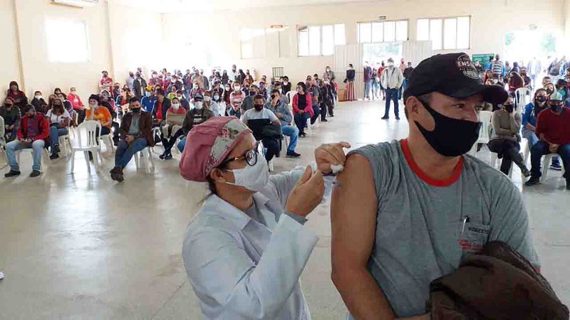 Com 600 imunizados em um dia, prefeitura de MS pede à população que não escolha vacina