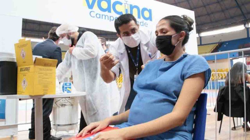 Saúde autoriza retorno da vacinação de grávidas sem comorbidades com Pfizer ou CoronaVac