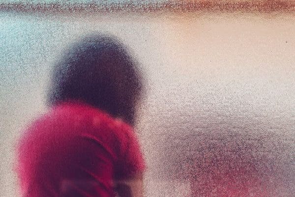 Menina de 11 anos é arrastada para casa, amarrada na cama e estuprada por vizinho