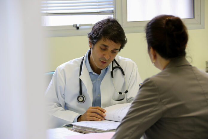 Bolsonaro sanciona Lei do Médicos pelo Brasil
