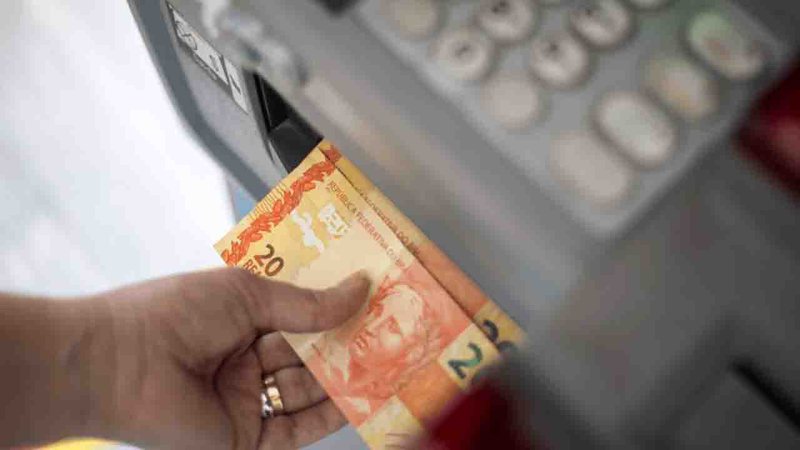 Governo vai descontar salário do INSS de quem está em processo de aposentadoria e recebeu auxílio