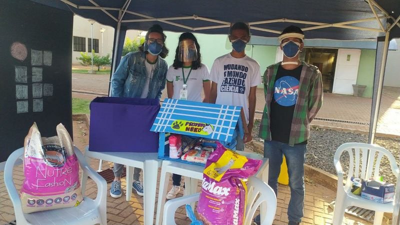 IFMS faz drive-thru para arrecadar alimentos não perecíveis, roupas e agasalhos