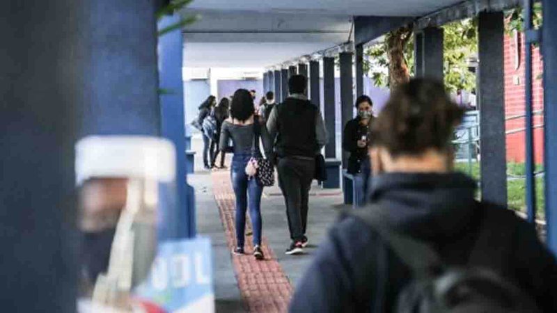 Sem aulas há um ano e meio, mais de 200 mil alunos voltam às escolas estaduais de forma alternada