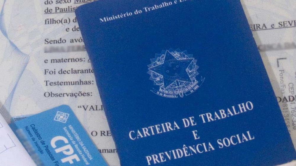 Puxado pelo comércio, país gera 99,2 mil vagas com carteira assinada