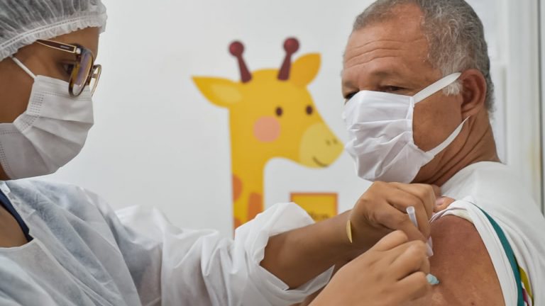 Vacina: Idosos de 75 anos ou mais recebem a 3ª dose neste sábado