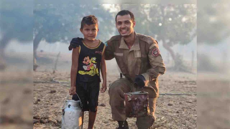 Com balde, menino pede para ajudar bombeiros em incêndio ao lado de casa em MS