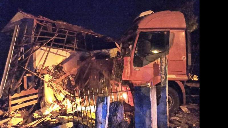 Idosa fica em estado grave após carreta desgovernada invadir quarto onde ela dormia em MS