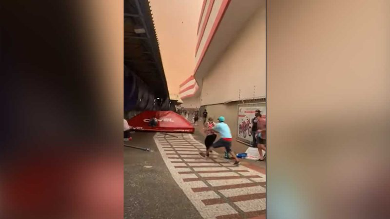 VÍDEO: Tempestade assusta e ‘carrega’ mulher em frente ao camelódromo em Campo Grande